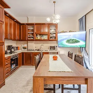 Fully Equipped And Family Friendly Skg Center Διαμέρισμα
